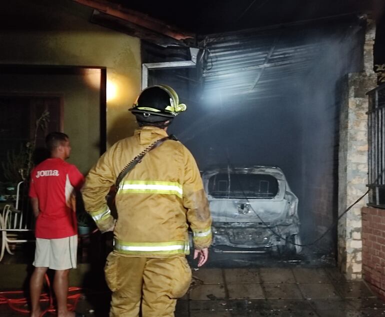 Bomberos lograron sofocar rápidamente el incendio de un vehículo en una casa del barrio La Concordia de Mariano Roque Alonso.