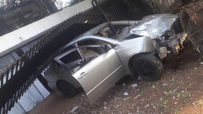 El conductor salió ileso pero causó varios destrozos.