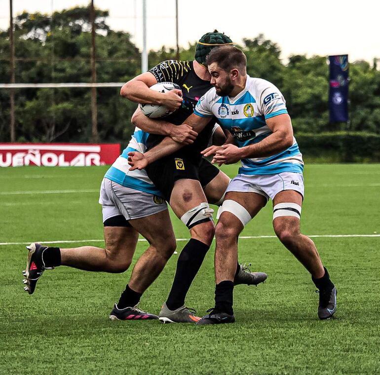 Dura final entre San José y Curda en el estadio Curupayty. Foto: @nissenpesolani