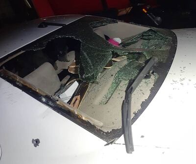 El hombre efectuó siete disparos contra el automóvil del joven, según informaron los intervinientes.