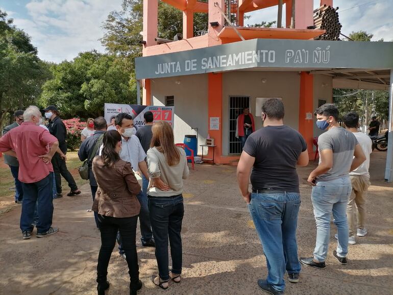 Usuarios de la Junta de Saneamiento de la Compañía Pai Ñu de Ñemby se manifestaron en varias ocasiones para exigir la intervención del ente, pero hasta la fecha no tienen respuesta. Se tiene sospechas de que el tesorero de la entidad, Víctor Alfonso, precandidato a la junta local, estaría usando el dinero de aguatera para su campaña.