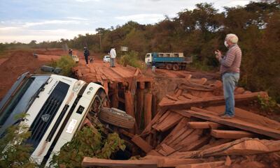 El camión que transportaba el cargamento de piedras quedó atascado al desplomarse el puente sobre el arroyo Capiibary.
