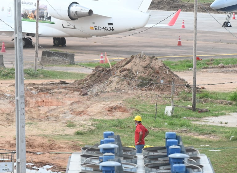 En la zona de obras del aeropuerto siguen los escombros.