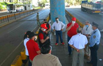 El titular de la Secretaría de Emergencia Nacional, Juaquín Roa estuvo en la zona primaria del puente de la Amistad.