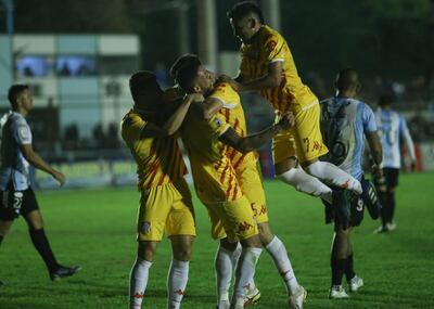 Uno de los dos festejos de los futbolistas de General Caballero de Mallorquín en el Parque del Guairá, donde ganaron a Guaireña, 2-1.