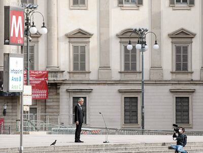 Andrea Bocelli canta en medio de una desierta plaza, en Milán.
