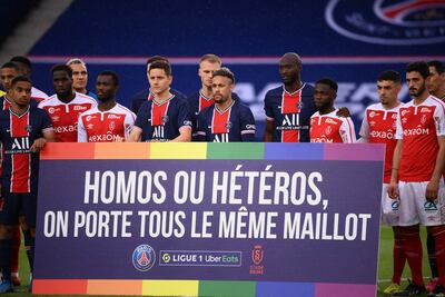 El futbolista del Paris Saint-Germain's Neymar (C) y compañeros posan con un cartel que reza "Gay o heterosexual, todos vestimos la misma camiseta", antes de un partido de la liga francesa.