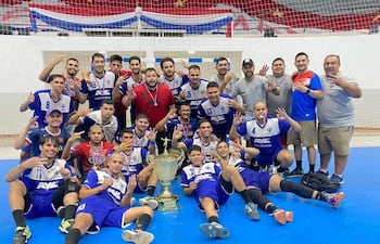 Plantel de la Federación Pilarense que celebra el “tri”, luego de imponerse en la final a su par de Caaguaceña. Caaguazú accedió a la final al ganar la protesta contra Amambay.