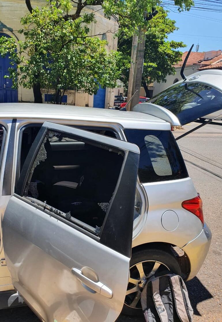 Así quedó el vehículo de las víctimas luego de ser víctimas de tortolero y cuidacoches sospechosos de robo
