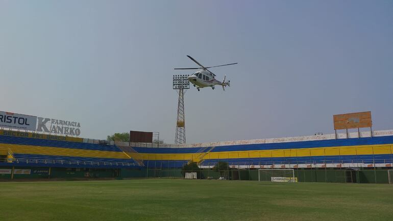 El helicóptero descendió en el estadio del Sportivo Luqueño.