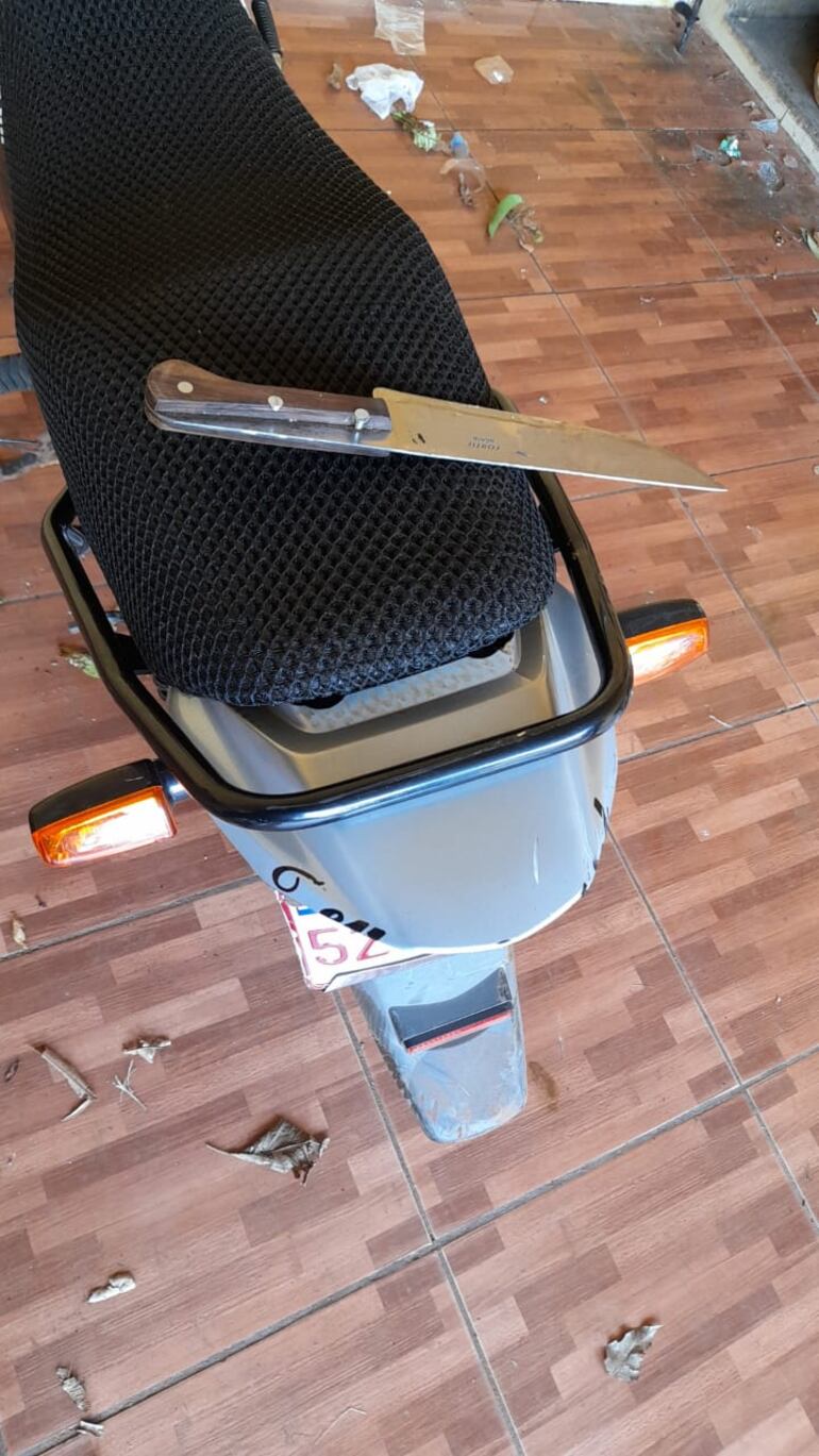 El machetillo con el que el detenido atemorizaba a sus víctimas.