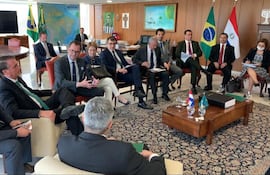 En la reunión entre presidentes, se ve al lado de Jair Bolsonaro a Jorge Seif y Tereza Cristina, secretario de Acuicultura y Pesca, y ministra de Agricultura, Ganadería y Abastecimiento de Brasil.