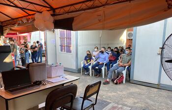 Muchos padres aguardan junto a sus hijos adolescentes de 12 años, que desde hoy podrán recibir la primera dosis antiCOVID.