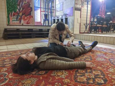 Un grupo de civiles ucranianos realiza un curso de primeros auxilios en situaciones de combate en Leópolis.