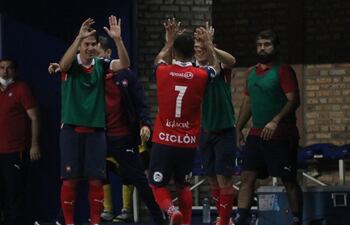 Los jugadores de Cerro Porteño festejan un tanto, mientras Wilhelm Guimaraes, detrás de Enmanuel Ayala (i) da algunas indicaciones.