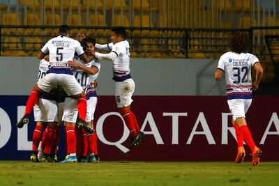 Jugadores de San Lorenzo celebran un gol hoy, en un partido de la Copa Sudamericana entre Huachipato y San Lorenzo hoy, en el estadio Sausalito en Viña del Mar (Chile).