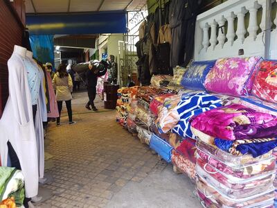 La venta se intensificó en la zona de Ana Díaz en el tramo comprendido entre Perú y Pozo Favorito, donde en su mayoría las personas que venden los abrigos pertenecen a la comunidad boliviana de Asunción.