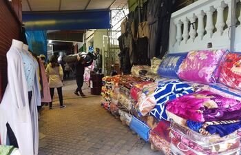 La venta se intensificó en la zona de Ana Díaz en el tramo comprendido entre Perú y Pozo Favorito, donde en su mayoría las personas que venden los abrigos pertenecen a la comunidad boliviana de Asunción.