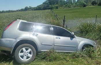 Vehículo en la cuneta cuando su conductor evitó chocar por un animal vacuno.