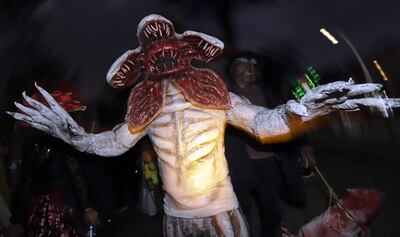 .- Varias personas disfrazadas recorren las calles durante la llamada Marcha Siniestra, hoy, en Puebla (México). Michael Myers, Scream, Jason, It, La Monja y sus amigos invadieron este sábado las calles del céntrico estado mexicano de Puebla para hacer de su paseo la peor pesadilla de los espectadores de la llamada Marcha Siniestra. EFE/Hilda Ríos