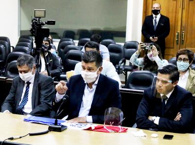 Efraín Alegre (centro), acompañado de sus abogados.