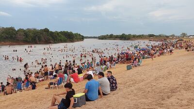 Vista de las personas en la playa Potrerito de Ñeembucú este domingo.