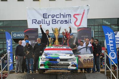 Celebración en el podio del ganador Augusto Bestard junto a su navegante y miembros de su equipo en el Rally de Erechim.
