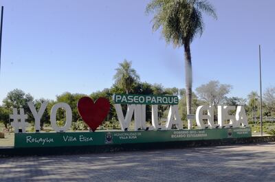 Corpóreo ubicado en el paseo del Parque de Villa Elisa. Parte del espacio público fue convertido por la Municipalidad en una huerta comunitaria para poder distribuir verduras entre las familias carenciadas del distrito durante la pandemia por el coronavirus.