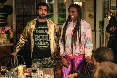 Kumail Nanjiani e Issa Rae en "Dos tórtolos".