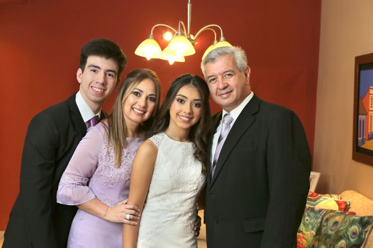 La quinceañera con su hermano Mauricio y en compañía de sus padres Patricia Apodaca y Gustavo Portillo.
