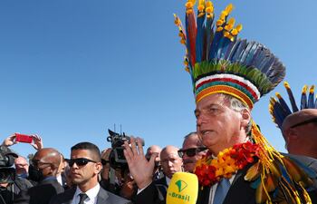 El presidente de Brasil, Jair Bolsonaro, con un penacho indígena.