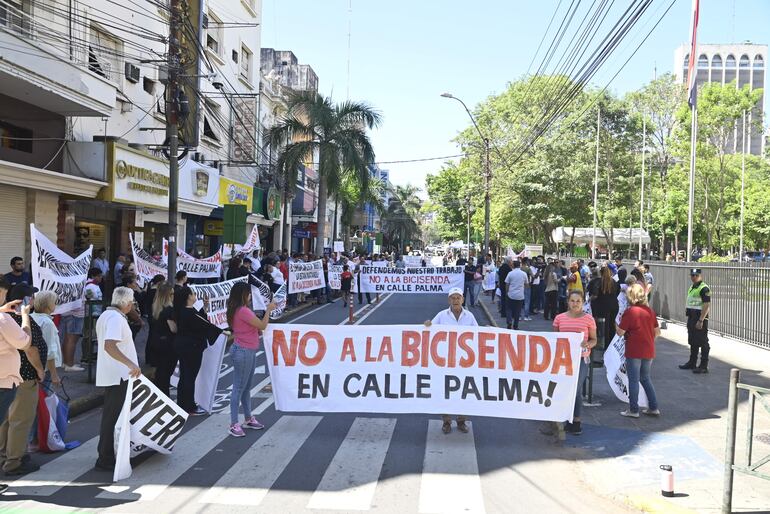 Una gran cantidad de comerciantes, vendedores ambulantes y cambistas se hizo presente frente al Panteón Nacional en la mañana de hoy. 
