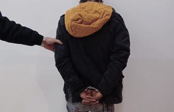 El asaltante, Roberto Ramón Espinoza Segovia (29), tras ser reducido por los vecinos y entregado a la policía.