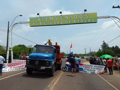 Los pescadores cerraron media calzada de la entrada a Ayolas.