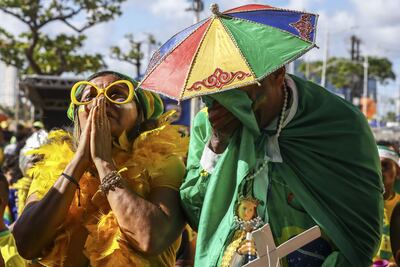 Hinchas de la selección brasileña de fútbol reaccionan tras la derrota de Brasil ante Croacia durante la transmisión en una pantalla gigante del partido de la selección durante el Mundial de Catar 2022 hoy, en la ciudad de Olinda, en el estado de Pernambuco (Brasil).