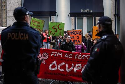 Activistas ambientales manifestándose en Lisboa, Portugal.