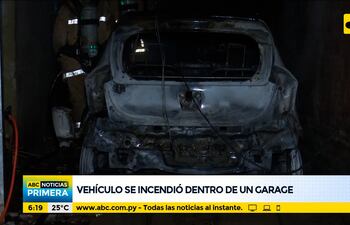 Vehículo se incendió dentro del garaje