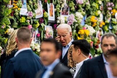 El presidente de los Estados Unidos, Joe Biden se emociona al visitar el memorial para las víctimas del derrumbe del Champlain Towers South, en el que se encontraban seis paraguayos.