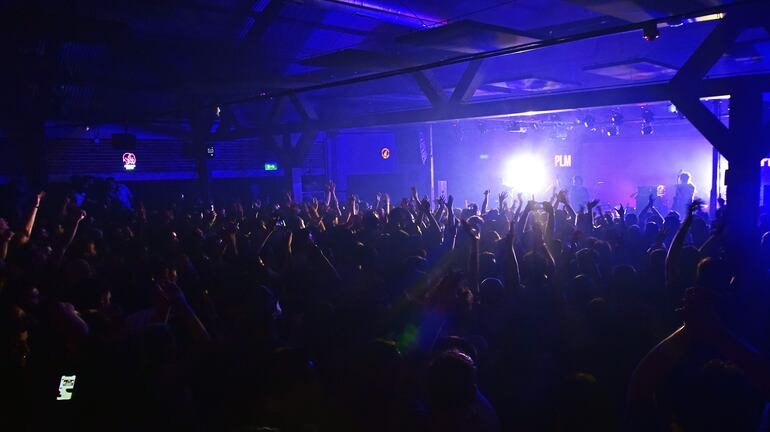 Con aplausos, ovaciones y hasta un par de encendedores prendidos el público celebró el encuentro con El Mató a un Policía Motorizado.