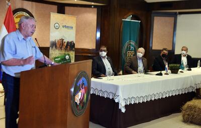 Gustav Sawatzky Toews, presidente de Bancop, durante la presentación de la tarjeta de crédito que el banco tiene con la Asociación Rural del Paraguay.