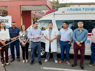 Miembros del Consejo de Salud de Pilar, acompañan al intendente Fernando Ramírez, en la entrega de la ambulancia al director del Hospital Regional de Pilar Dr. Anibal Vera.