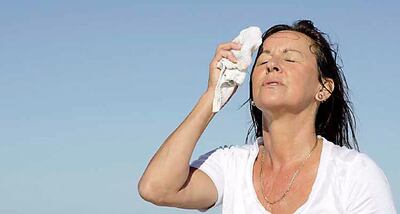 Uno de los efectos de la menopausia suelen ser los sofocos.