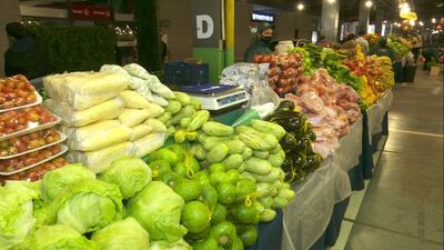Suculentas frutas y verduras frescas se pueden conseguir en la tradicional feria de los martes de la planta baja del shopping Mariscal, en el barrio Villa Morra.