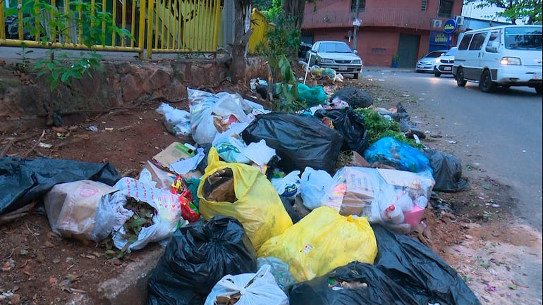 Basura inunda barrio Bernardino Caballero, sin que la Municipalidad de Asunción haga nada al respecto.
