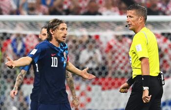 Luka Modric, capitán de Croacia, pidiendo explicaciones al árbitro italiano Daniele Orsato.