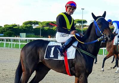 Miguel “Lito” Franco, el paraguayo que castiga con la fusta a los pingos en el coliseo romano.