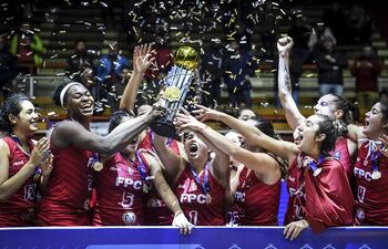 Celebración del equipo de Féliz Pérez Cardozo tras la histórica consagración en la Liga Sudamericana Femenina de Básquetbol,