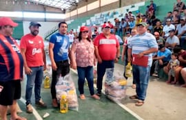 De izquierda a derecha: Hilario Adorno intendente de Casado, Jorge Medina, Stiven Ramos, Silvana Fretes y el gobernador Jose Domingo Adorno, durante la entrega de los kits de alimentos de la SEN, a trabajadores de la zona.