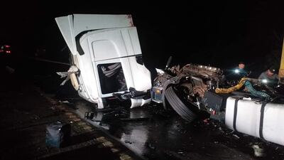 Así quedó uno de los camiones involucrados en el choque ocurrido en Juan León Mallorquín.