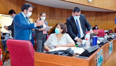 El ministro de Hacienda, Óscar Llamosas, dialoga con la senadora Esperanza Martínez, en la sesión del último miércoles.